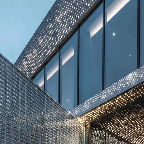 The-Impact-of-Facade-Designs-on-Building-Performance-and-Efficiency